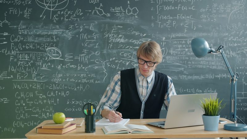 Estudante em sala de aula estudando para o curso técnico em Administração