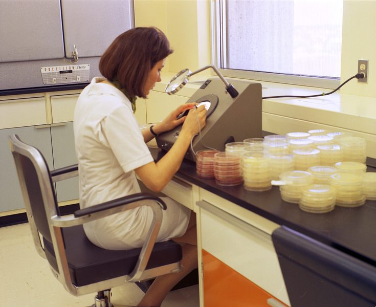 Técnico em Alimentos trabalhando em laboratório de controle de qualidade