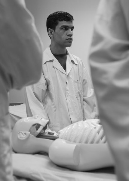 Técnico em enfermagem estudando para concurso público
