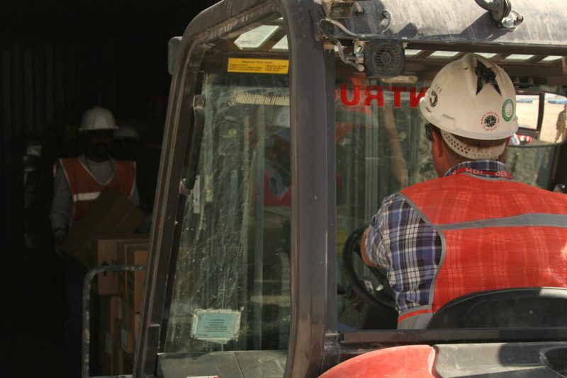 Técnico em logística trabalhando em armazém e conferindo operações