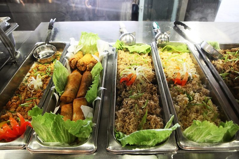 Técnico em Nutrição e Dietética preparando alimentos em cozinha profissional