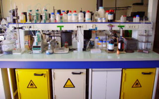 Bancada de laboratório usada por técnico em química