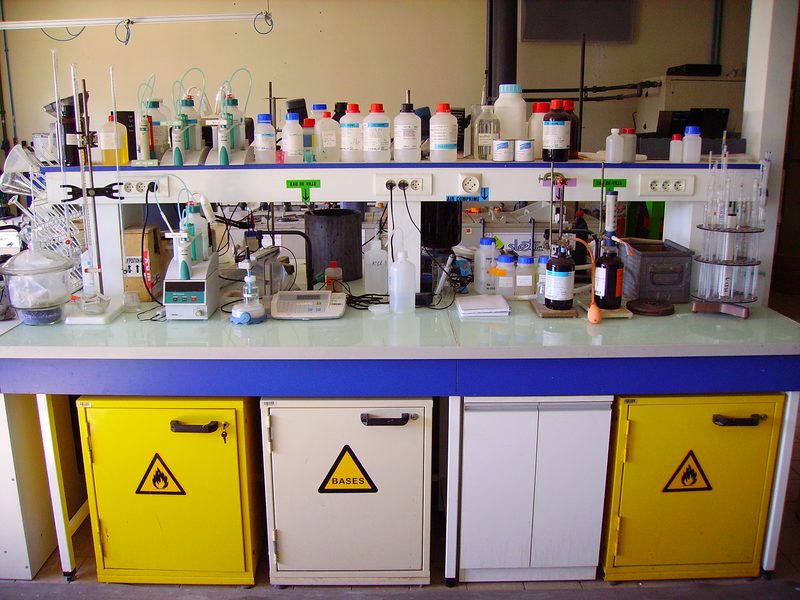Bancada de laboratório usada por técnico em química