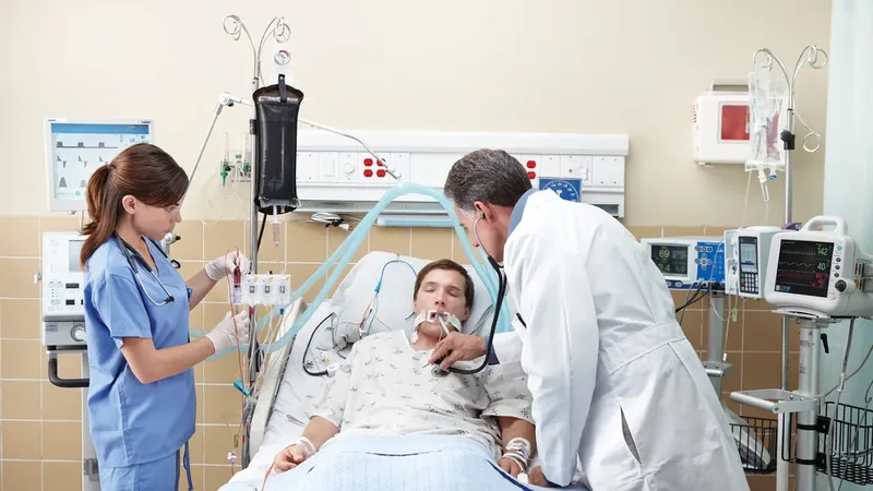 Técnico de enfermagem em ambiente hospitalar de atendimento a pacientes críticos