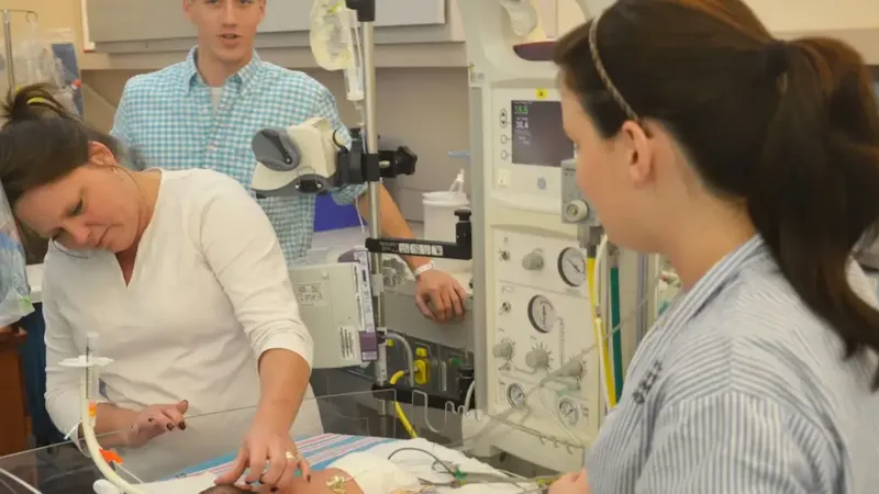 Técnico de enfermagem em unidade de terapia intensiva neonatal com bebê