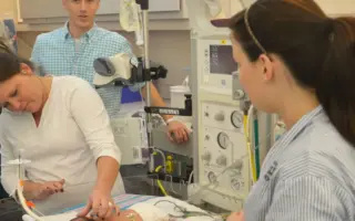 Técnico de enfermagem em unidade de terapia intensiva neonatal com bebê