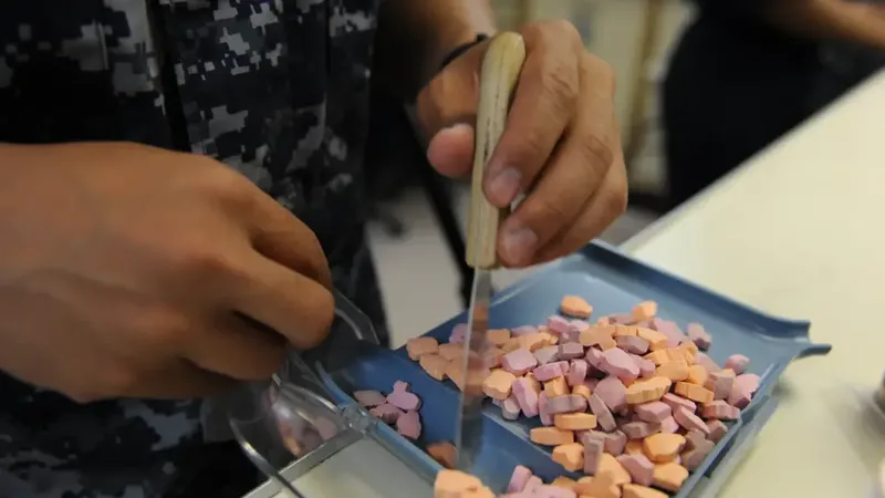 Técnicos de farmácia organizando medicamentos em ambiente hospitalar
