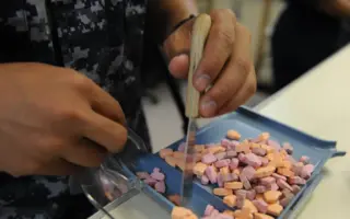 Técnicos de farmácia organizando medicamentos em ambiente hospitalar