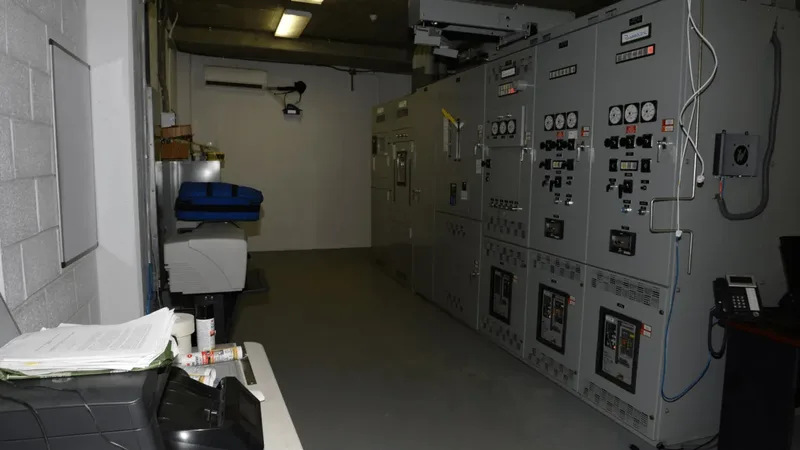 Técnico em Instrumentação Industrial diante de painéis de controle em uma sala industrial