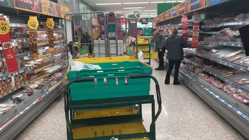 Corredor de supermercado que ilustra a organização de estoque e abastecimento de loja