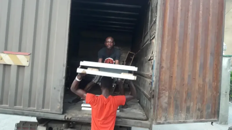 Imagem de técnico em logística acompanhando o carregamento de mercadorias em uma transportadora
