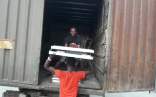 Imagem de técnico em logística acompanhando o carregamento de mercadorias em uma transportadora