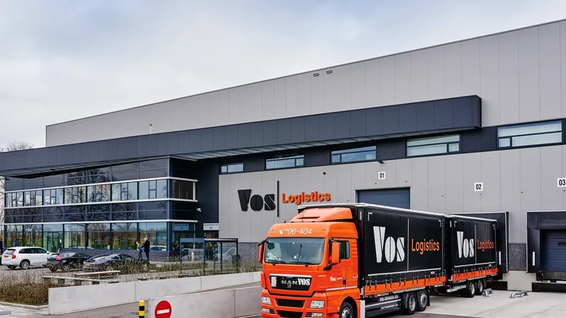 Caminhão de carga em área de operação logística e transporte