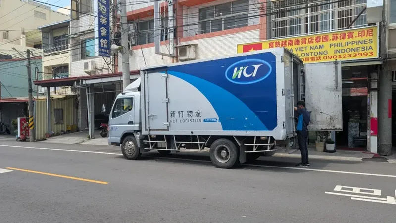 Caminhão em operação logística para ilustrar onde o técnico em logística pode trabalhar com transporte