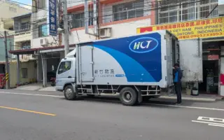 Caminhão em operação logística para ilustrar onde o técnico em logística pode trabalhar com transporte