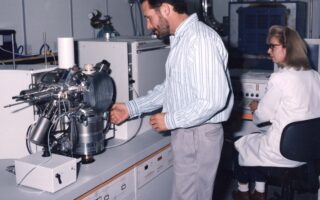 Técnico em Meio Ambiente analisando amostras em laboratório de química ambiental