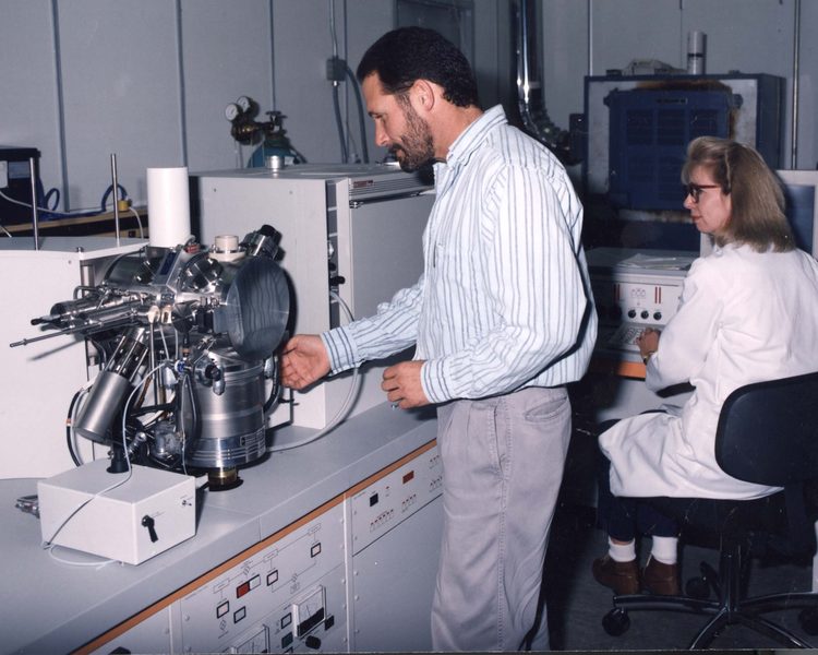 Técnico em Meio Ambiente analisando amostras em laboratório de química ambiental