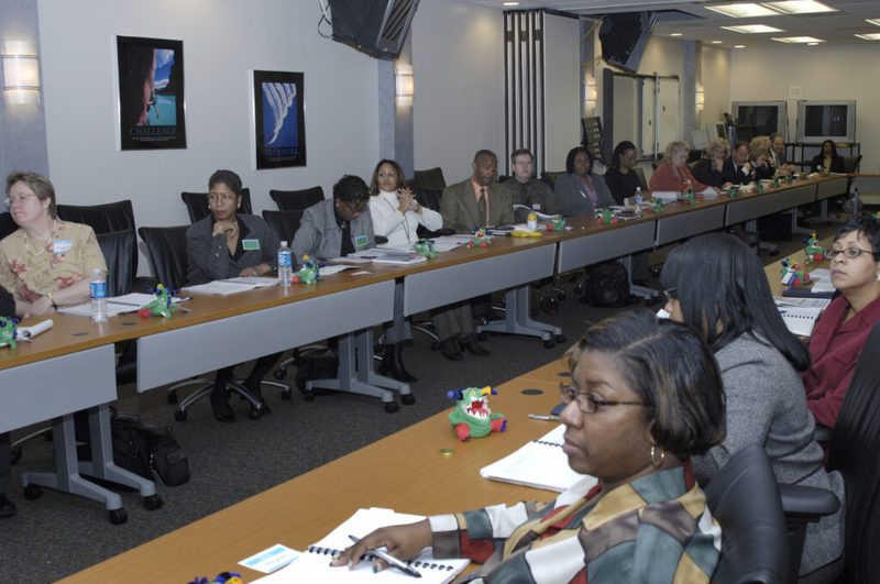 Profissionais de recursos humanos em reunião de trabalho