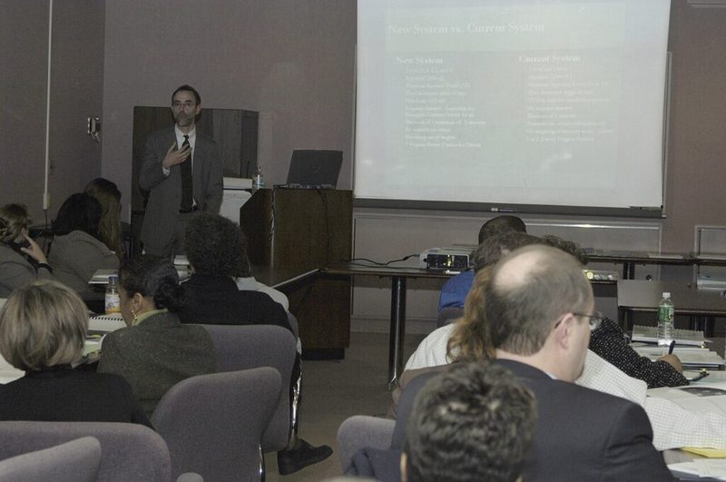 Técnico em Recursos Humanos em ambiente de trabalho administrativo
