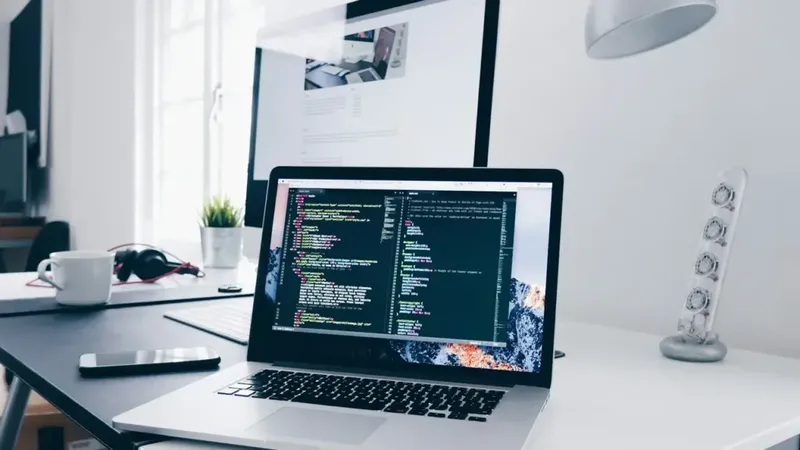 Técnico em Redes de Computadores estudando programação e infraestrutura para fazer faculdade
