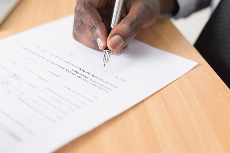Técnico em Segurança do Trabalho analisando atividade em ambiente profissional