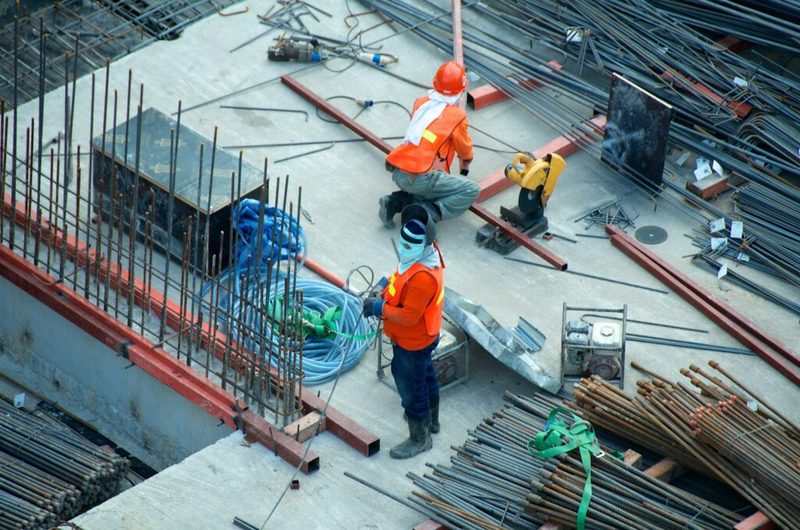 Imagem de técnico em segurança do trabalho com capacete em ambiente de construção