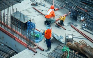 Imagem de técnico em segurança do trabalho com capacete em ambiente de construção