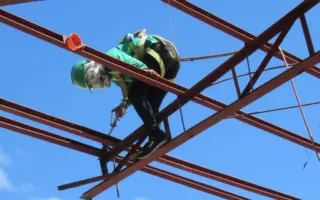 Técnico em Segurança do Trabalho usando capacete em atividade profissional