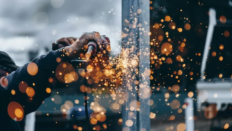 Técnico em Segurança do Trabalho avaliando uma área industrial