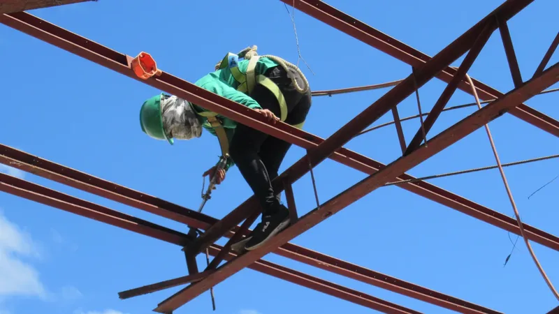 Técnico em Segurança do Trabalho usando capacete em ambiente profissional
