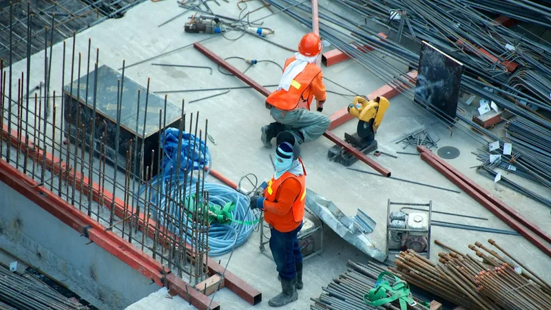 Profissional de segurança do trabalho em ambiente industrial durante inspeção de riscos