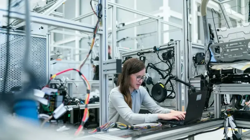 Técnico em Segurança do Trabalho estudando normas e preparação para concurso público