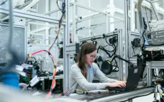Técnico em Segurança do Trabalho estudando normas e preparação para concurso público