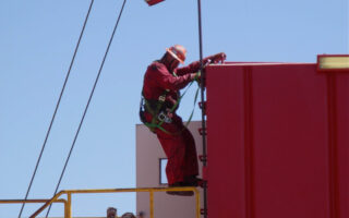 Técnico em segurança do trabalho usando equipamento de proteção em atividade de inspeção