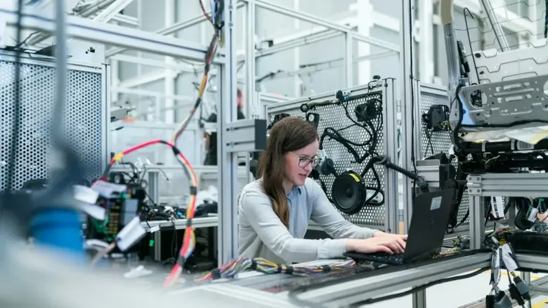 Técnico em Segurança do Trabalho com capacete em ambiente industrial