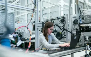 Técnico em Segurança do Trabalho com capacete em ambiente industrial