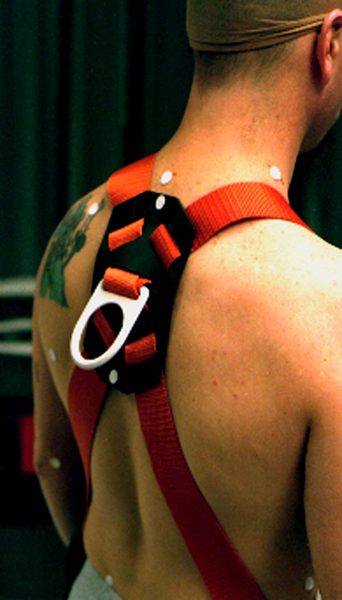 Técnico em Segurança do Trabalho usando equipamento de proteção em atividade profissional