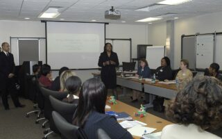 Profissionais em reunião de recursos humanos no ambiente de trabalho