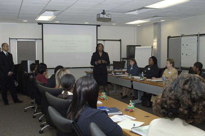 Profissionais em reunião de recursos humanos no ambiente de trabalho