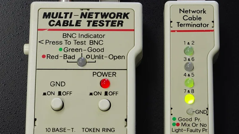 Teste de cabo de rede em atividade de suporte técnico