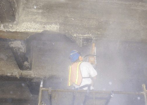 Trabalhador usando equipamento de proteção em atividade de segurança do trabalho