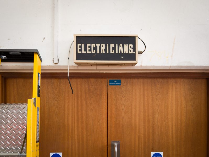 Ambiente de oficina para aulas práticas do curso técnico em Eletromecânica