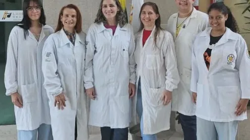 Curso técnico em Química online ou presencial: estudantes em laboratório