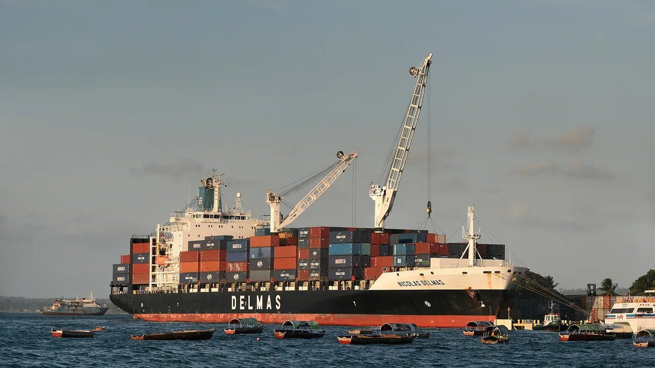 Navio porta-contêineres sendo carregado em porto, exemplo da operação de exportação