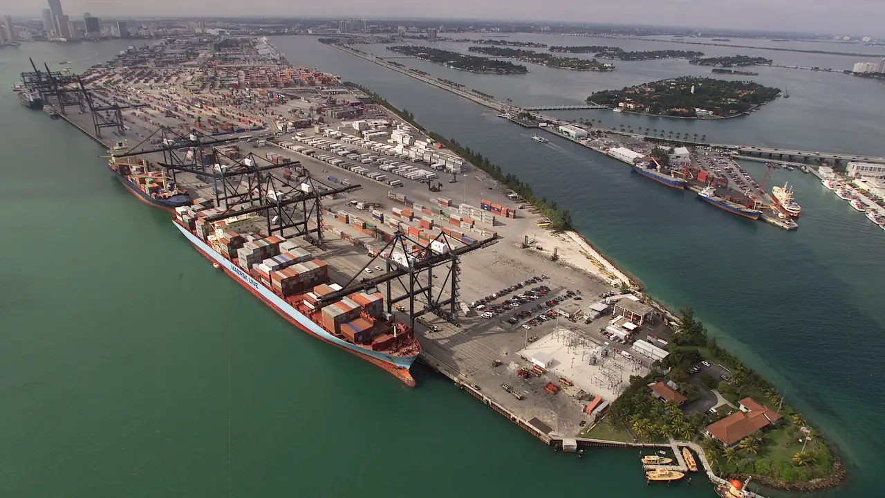 Curso técnico em Transporte de Cargas: terminal portuário com navio e contêineres