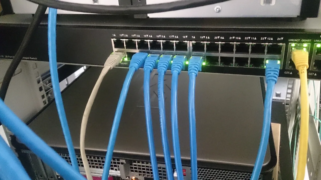 Curso técnico em Redes de Computadores: switch e cabos de rede