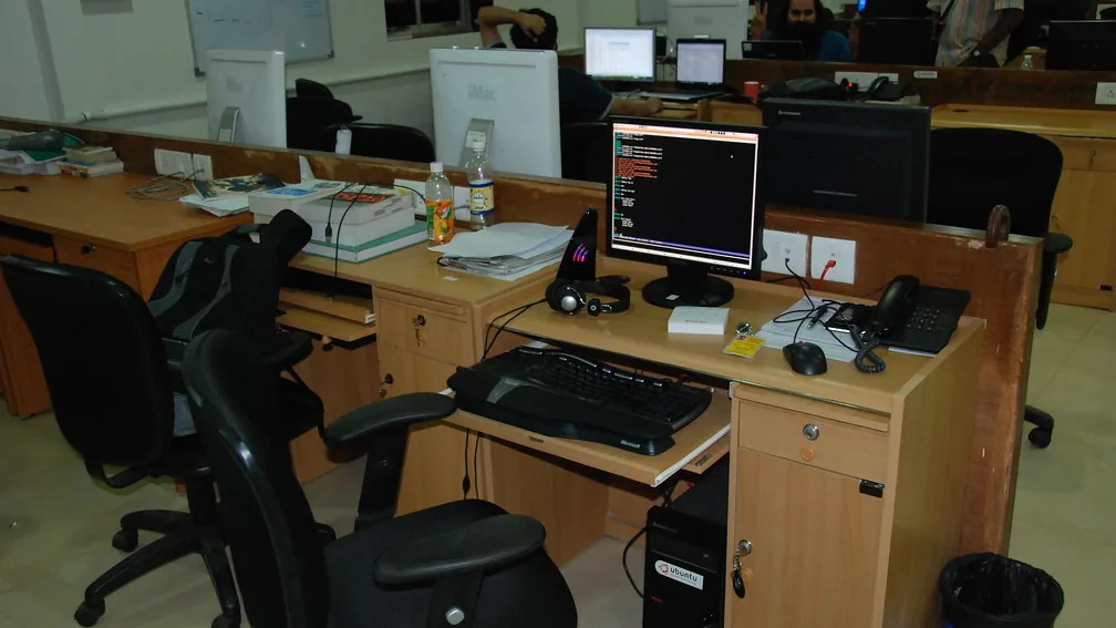 Mesa de trabalho em escritório para rotina de faturamento