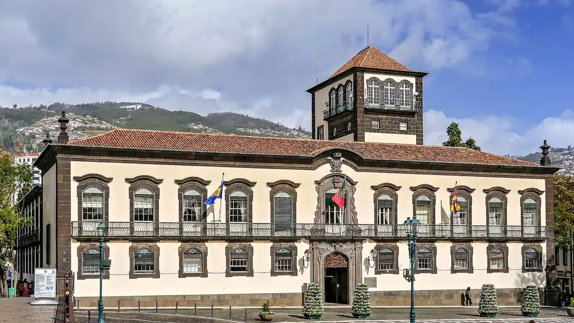 Edifício de uma câmara municipal ilustra o ambiente das compras públicas