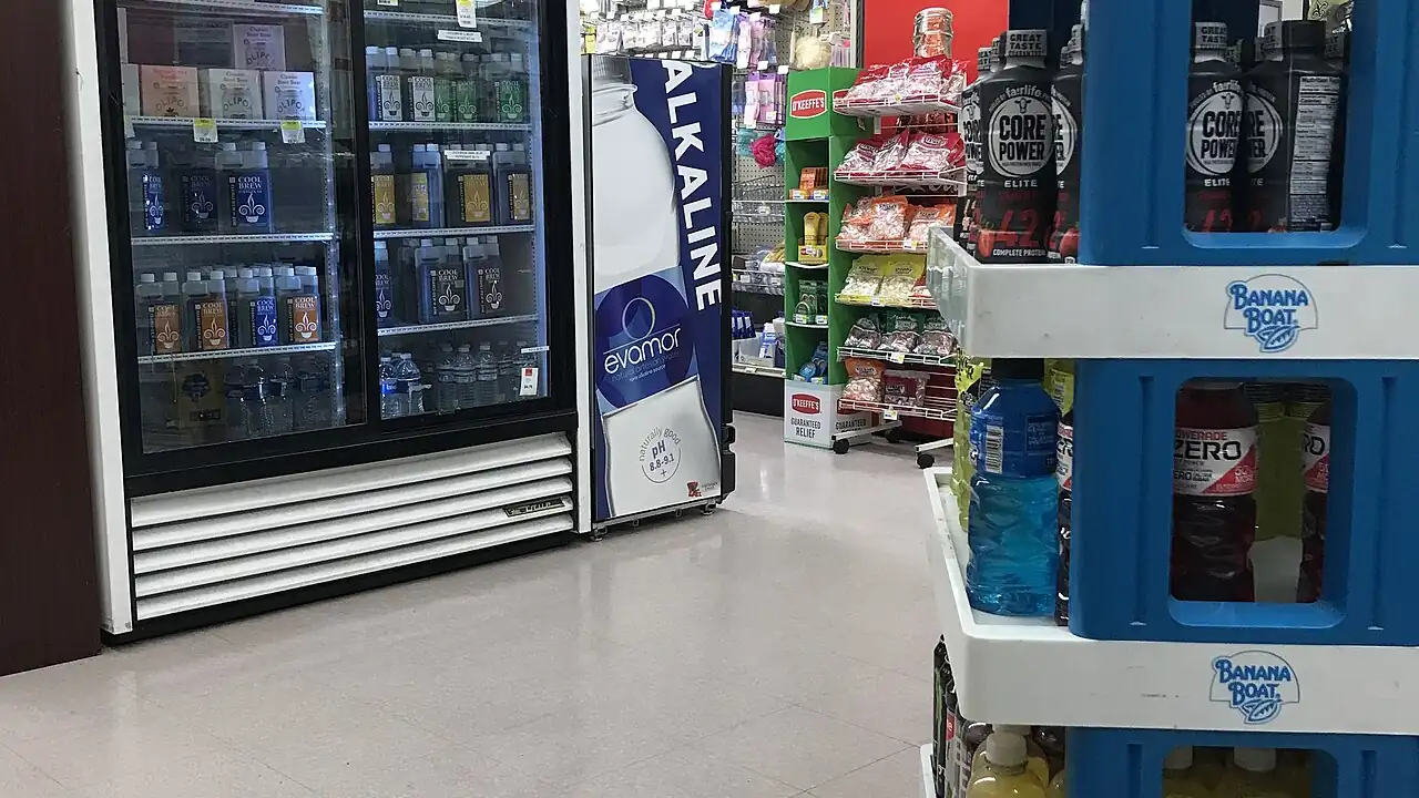 Corredor de drogaria com produtos e prateleiras para ilustrar as funções do técnico em Farmácia