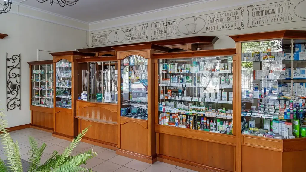 Interior de farmácia com balcão e medicamentos para ilustrar técnico em Farmácia em drogaria